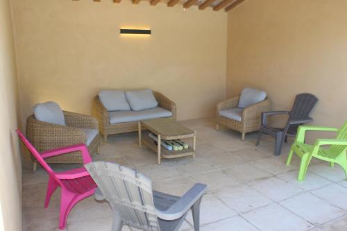Χώρος καθιστικού στο Mas La Gentille ,,, à la campagne , beautiful outdoor , swimming pool , pool house , Nice green Garden , BBQ ,,, only for you , pour passer un séjour inoubliable