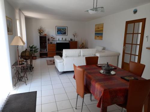 un salon avec une table et un canapé blanc dans l'établissement maison marssac, à Marssac-sur-Tarn