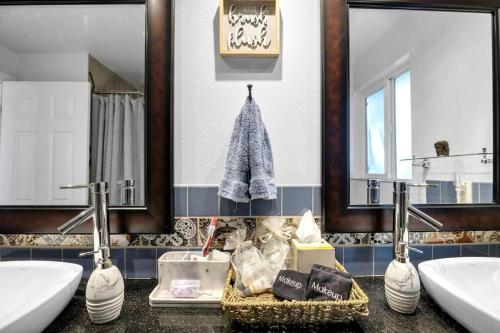Huge 6BR+Near DT/SEA+Suburbia+Kids+Pets+Lake View!_2