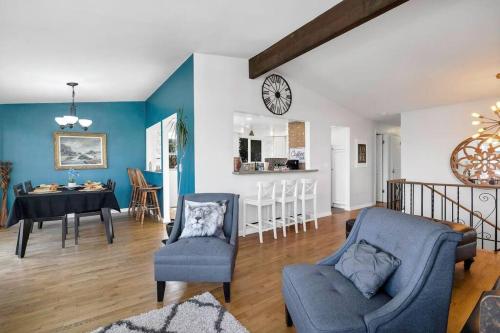 Huge 6BR+Near DT/SEA+Suburbia+Kids+Pets+Lake View!_3