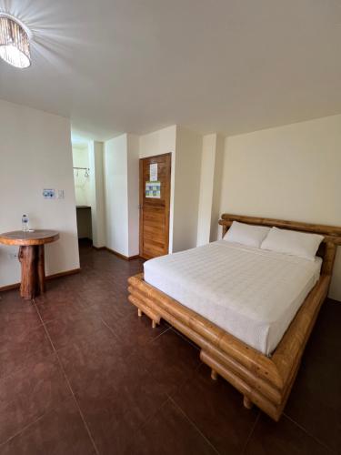 Una cama o camas en una habitación de Spondylus Lodge