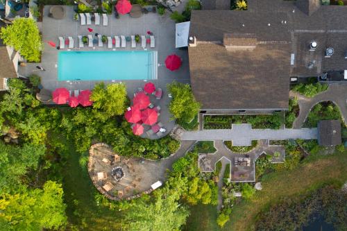 una vista aérea de un patio con piscina en Hidden Pond Resort, en Kennebunkport