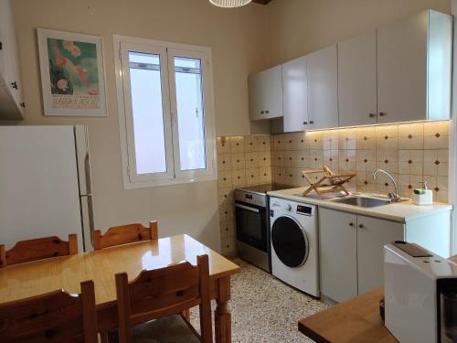 een keuken met een wastafel en een wasmachine bij Mid century character house in Argostoli in Argostoli