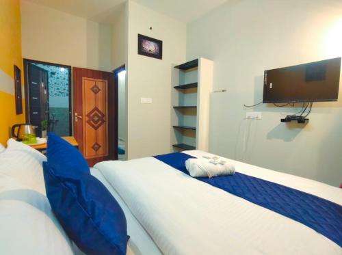 1 dormitorio con 2 camas y TV de pantalla plana en Gratitude Retreat en Pondicherry