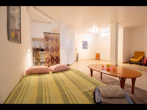 - un salon avec une table et un canapé dans l'établissement Dream house, à Ciudad Quesada