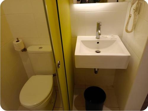 uma pequena casa de banho com lavatório e WC em First World Hotel em Genting Highlands