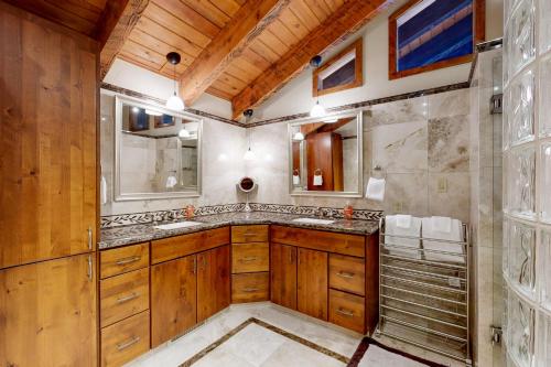 un baño con lavabo y espejo en A Place on Payette, en McCall