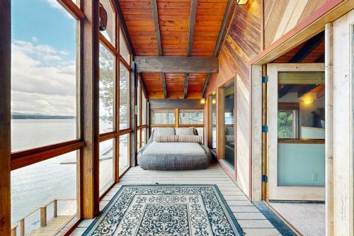 1 dormitorio en una casa con cama y ventanas en A Place on Payette, en McCall