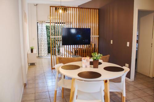 门多萨Acacia的一间带桌椅的餐厅和客厅
