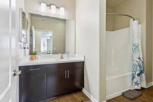 y baño con lavabo y ducha. en Modern 2bedroom Apartment with Pool en Los Ángeles