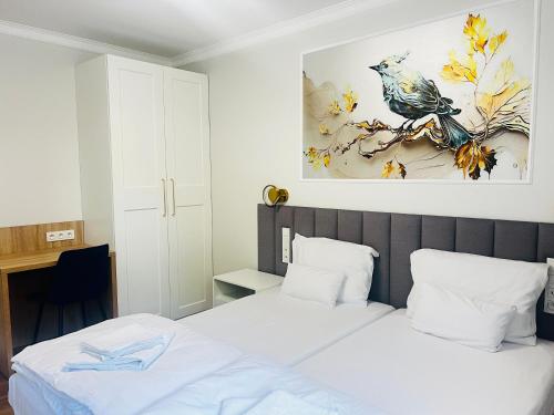 1 dormitorio con 1 cama y una pintura en la pared en Apartament Sosnowy przy Basenach Tropikalnych, prywatny parking, faktura, en Kielce