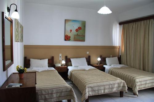 una habitación de hotel con 2 camas en una habitación en OYO KINGS HOTEL, en Katunayake