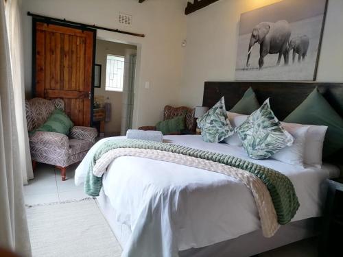 een slaapkamer met een groot bed in een kamer bij Hhusha Hhusha in Malelane