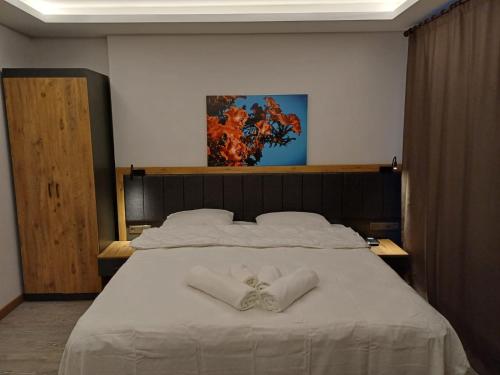 um quarto com uma cama grande e toalhas em ÇARDAK ALTI OTEL em Trabzon