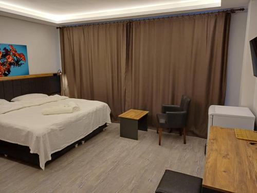 Cama ou camas em um quarto em ÇARDAK ALTI OTEL
