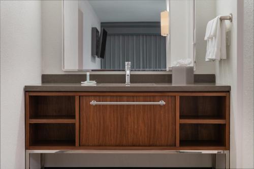 W łazience znajduje się umywalka i lustro. w obiekcie Courtyard by Marriott Providence Lincoln w mieście Lincoln