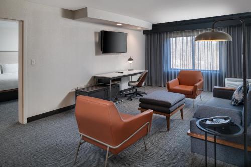 Pokój hotelowy z biurkiem i krzesłami w obiekcie Courtyard by Marriott Providence Lincoln w mieście Lincoln