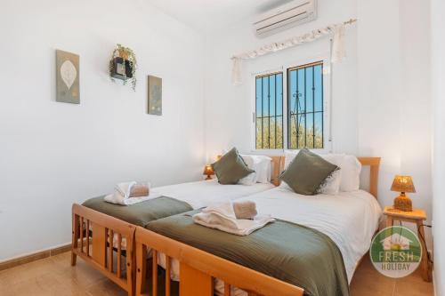 アルカウシンにあるVilla Mirador - Lovely villa in Alcaucínの窓のある部屋にツインベッドが2台
