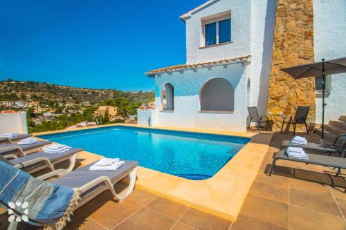 Bazén v ubytování Villa Geminis by Abahana Villas nebo v jeho okolí