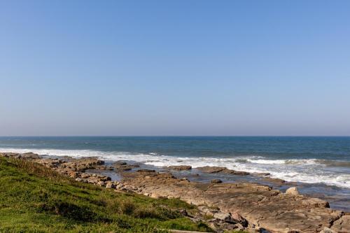 マーゲートにあるUvongo Cabanas 15Bの海を背景にした岩場