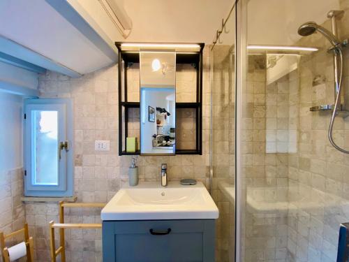 Un baño con lavabo y ducha en Casa Lucilla, en Pitigliano