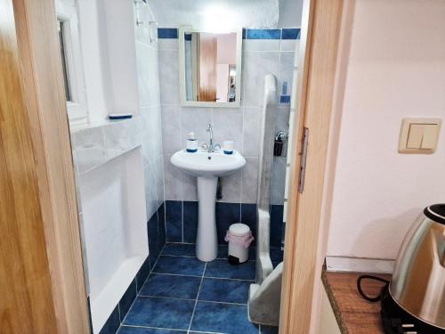 mała łazienka z umywalką i prysznicem w obiekcie Olympio Luxury Studio Paros w mieście Paros