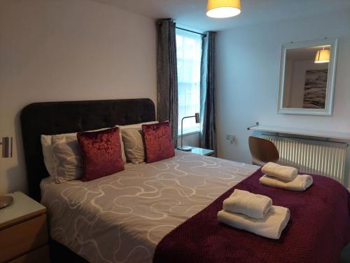 sypialnia z łóżkiem z dwoma ręcznikami w obiekcie Flat 1 Cosy and Comfortable in Chester w mieście Chester