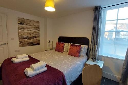 sypialnia z 2 łóżkami i ręcznikami w obiekcie Flat 1 Cosy and Comfortable in Chester w mieście Chester
