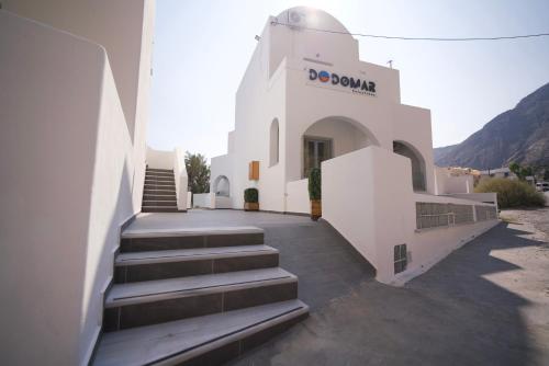 un edificio blanco con escaleras delante en Dodomar Selection en Perissa
