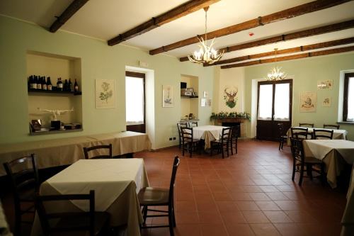 een restaurant met tafels en stoelen in een kamer bij NEBRIS - Rifugio del Parco in San Fratello
