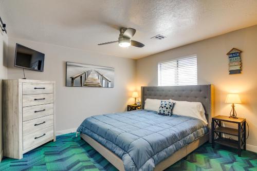 1 dormitorio con 1 cama y ventilador de techo en Northeast Arizona Home with Hot Tub, Close to Hikes! en Page