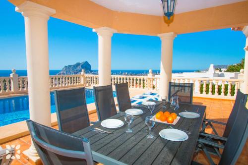 カルプにあるVilla Gran Sol by Abahana Villasの海の見えるポーチテーブル