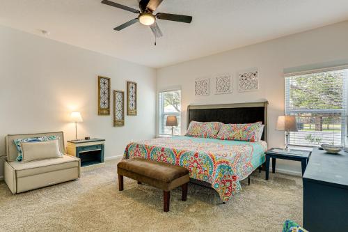 Χώρος καθιστικού στο St Augustine Getaway Less Than 1 Mi to Historic Downtown!