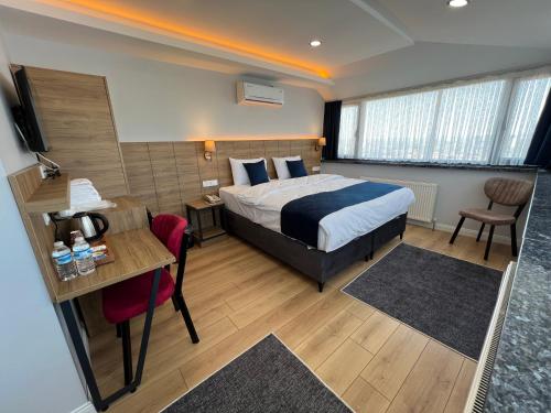 een hotelkamer met een bed en een tafel en stoelen bij The Blue Suites in Istanbul