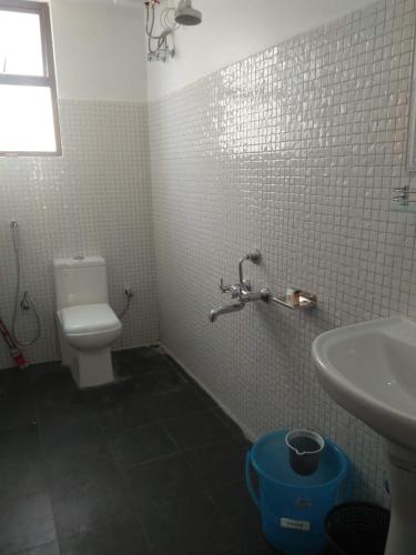 Field Residency Inn في شيلونغ: حمام مع مرحاض ومغسلة