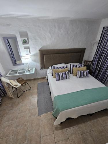 um quarto com uma cama grande num quarto em Design House Corrientes em Corrientes