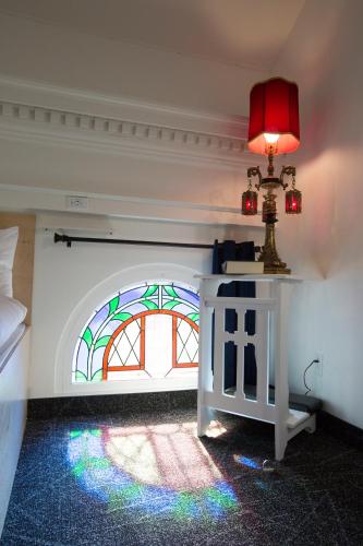 a room with a window with a lamp and a table at Le Saint-Crème in Alma