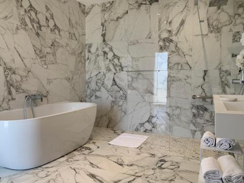 Bilik mandi di VILLA RIVOLI vue mer et piscine