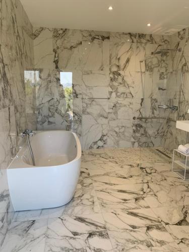 Bilik mandi di VILLA RIVOLI vue mer et piscine