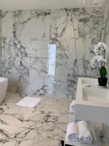 Bilik mandi di VILLA RIVOLI vue mer et piscine