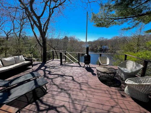 una terraza con sofá, sillas y parrilla en Waterfront Lakehouse Getaway in Clinton, en Clinton