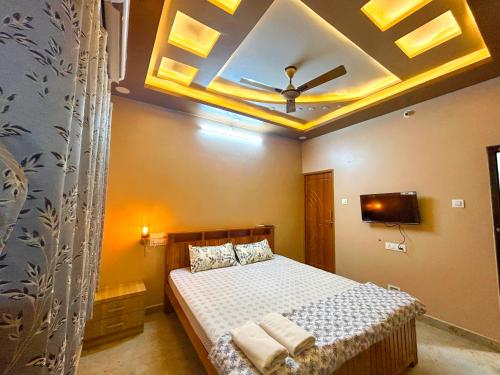 a bedroom with a bed with a ceiling at JFZ Homestay in Honāvar