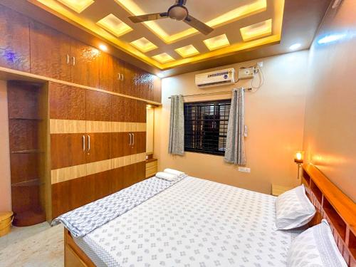 a small room with a bed and a window at JFZ Homestay in Honāvar