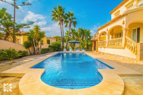 una piscina frente a una casa en Villa Sara by Abahana Villas, en Calpe