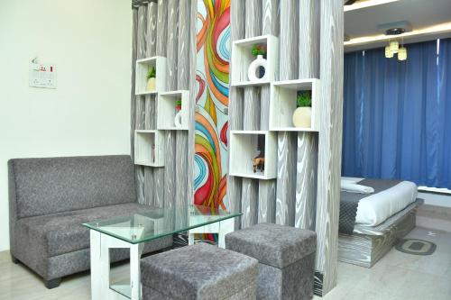 ein Wohnzimmer mit einem Sofa und einem Tisch in der Unterkunft Hotel Shree Om in Jumri TilaiyÄ