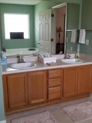 Φωτογραφία από το άλμπουμ του 4 BR / 3 BA Centered in a Fisherman's Paradise σε Lillian