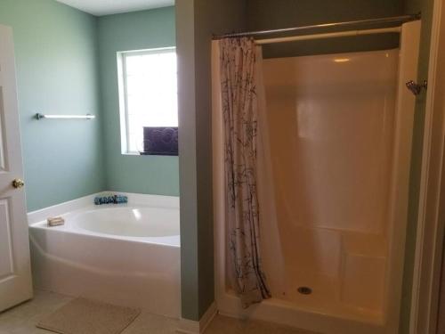 Ένα μπάνιο στο 4 BR / 3 BA Centered in a Fisherman's Paradise