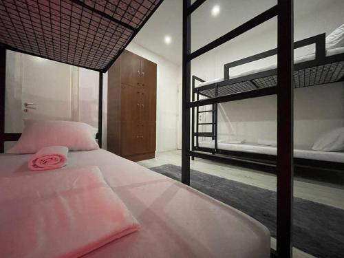 Postel nebo postele na pokoji v ubytování Shesh Hostel