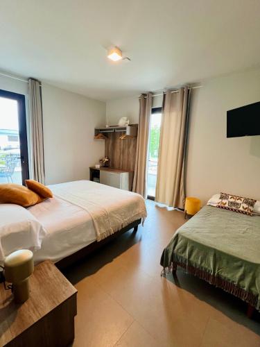 una camera d'albergo con due letti e una televisione di Civico 29 rooms a Peschiera del Garda