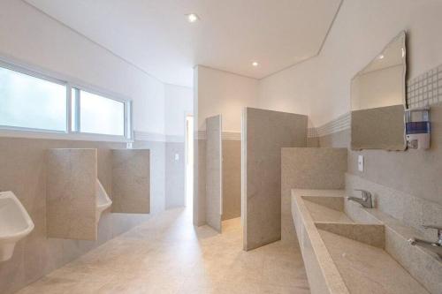 uma grande casa de banho com lavatório e WC em Espaco Bom Viver em Jundiaí